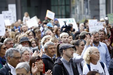 Brüksel, Belçika. 8. Eylül 2018.Aktivistler pankart ve cha tutun