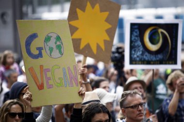 Brüksel, Belçika. 8. Eylül 2018.Aktivistler pankart ve cha tutun