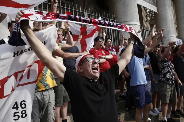 英格兰球迷庆祝对瑞典的胜利，布鲁塞 — 图库照片