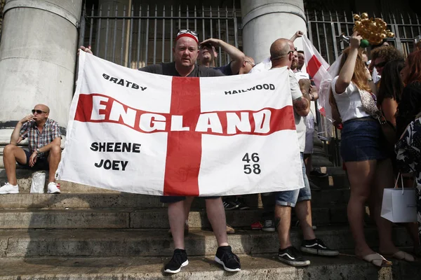 Anglia fanów piłki nożnej obchodzi zwycięstwo przeciwko Szwecji, Brusse — Zdjęcie stockowe