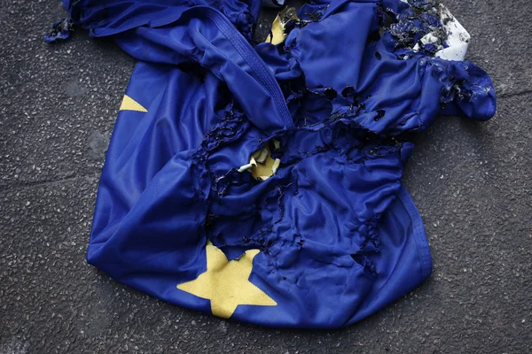 Hořící vlajka Evropské unie na dlažbě. — Stock fotografie