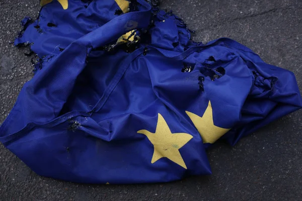 Hořící vlajka Evropské unie na dlažbě. — Stock fotografie