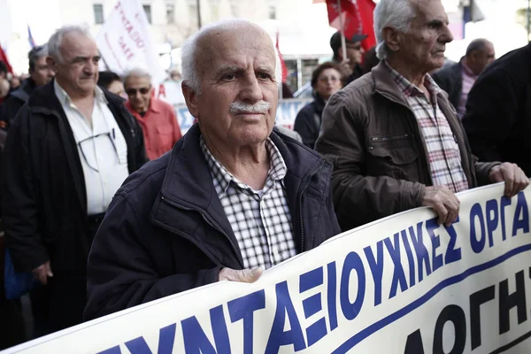 Пенсионеры принимают участие в демонстрации против планируемой пенсионной реорганизации — стоковое фото