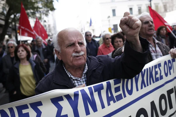 Os pensionistas gritam slogans durante uma manifestação contra o planejado — Fotografia de Stock