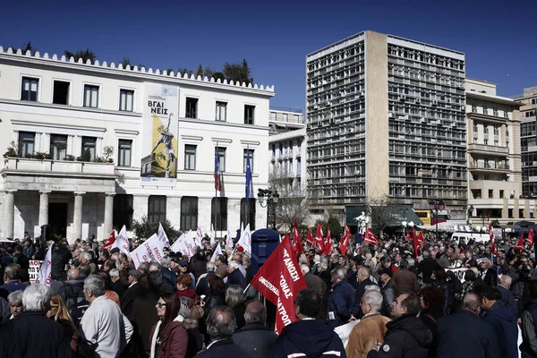 Los pensionistas participan en una manifestación contra las pensiones previstas — Foto de Stock