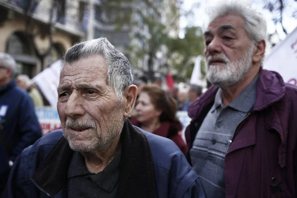 Důchodce se účastní demonstrace proti plánovanému důchodovému re — Stock fotografie