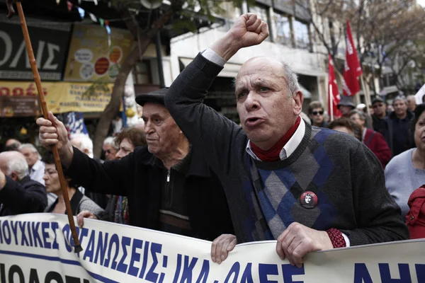 Los pensionistas gritan consignas durante una manifestación contra lo planeado —  Fotos de Stock