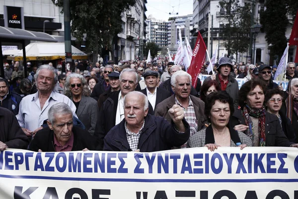 Пенсионеры принимают участие в демонстрации против планируемой пенсионной реорганизации — стоковое фото