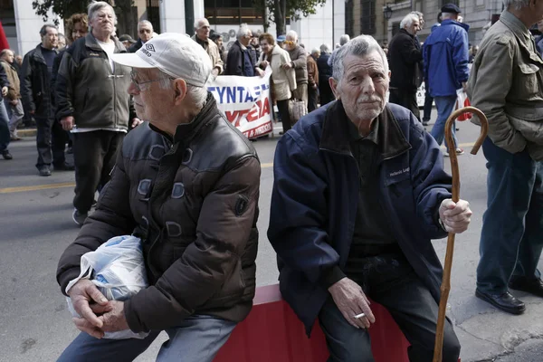 Los pensionistas descansan durante una manifestación contra la pensión prevista r —  Fotos de Stock