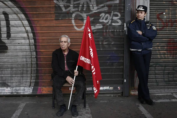 Nyugdíjas Nyugszik Rendőr Őrök Bejáratánál Munkaügyi Minisztérium Során Demonstráció Ellen — Stock Fotó