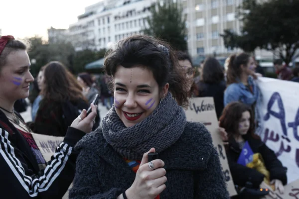 2018년 그리스 아테네에서 여성의 기념하는 시위에 여성들이 참여하고 — 스톡 사진