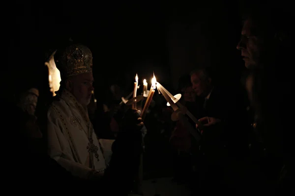 Pravoslavný Křesťanský Kněz Svíčky Během Velikonočního Vigilu Katedrále Archchangels Michael — Stock fotografie