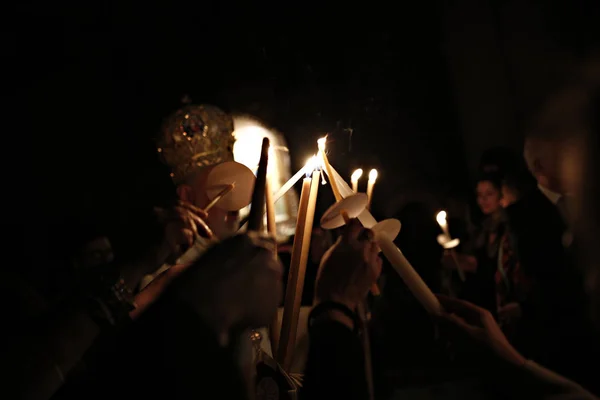 Sacerdote Cristiano Ortodoxo Celebra Velas Durante Una Misa Vigilia Pascua — Foto de Stock