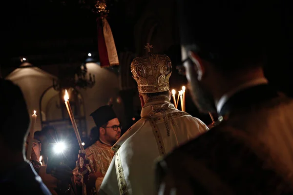 Ortodoksinen Kristitty Palvoja Pitää Kynttilöitä Aikana Pääsiäisen Valvojaiset Messussa Katedraali — kuvapankkivalokuva