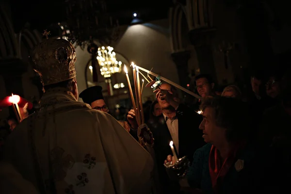 Sacerdote Cristão Ortodoxo Mantém Velas Durante Uma Missa Vigília Páscoa — Fotografia de Stock