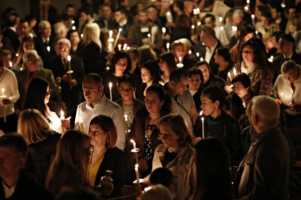 Adorador Cristão Ortodoxo Mantém Velas Durante Uma Missa Vigília Páscoa — Fotografia de Stock