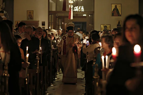 Prawosławny Christian Czcicielem Trzyma Świece Podczas Wielkanocy Msza Wigilijna Katedrze — Zdjęcie stockowe