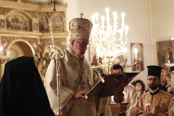 Sacerdotes Cristãos Ortodoxos Participam Uma Missa Vigília Pascal Catedral Dos — Fotografia de Stock