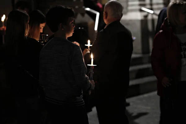 Православних Християнських Вклоняються Тримає Свічки Під Час Великдень Пильнування Маси — стокове фото