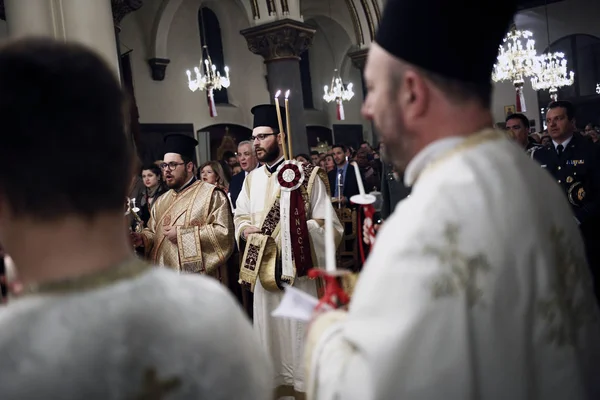 Des Prêtres Chrétiens Orthodoxes Assistent Une Messe Veillée Pascale Dans — Photo