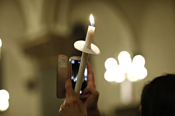 2018年4月8日 在比利时布鲁塞尔的大天使迈克尔和加布里埃尔大教堂举行的复活节守夜活动中 东正教基督教朝拜者手持蜡烛 — 图库照片