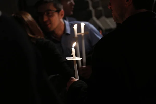 Adorador Cristiano Ortodoxo Sostiene Velas Durante Una Misa Vigilia Pascua — Foto de Stock