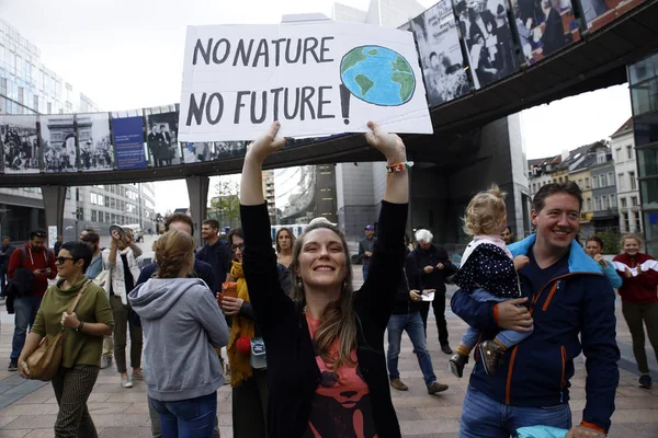 Bruselas, Bélgica. 8 de septiembre de 2018.Activistas portan pancartas y cha —  Fotos de Stock