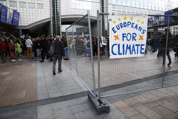 Bruselas, Bélgica. 8 de septiembre de 2018.Activistas portan pancartas y cha —  Fotos de Stock