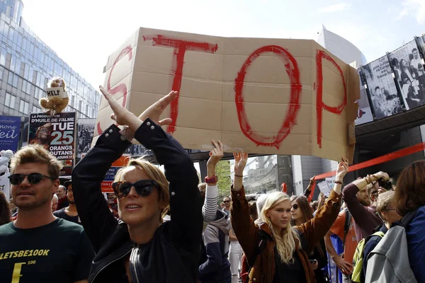 Bruselas, Bélgica. 8 de septiembre de 2018.Activistas portan pancartas y cha — Foto de Stock
