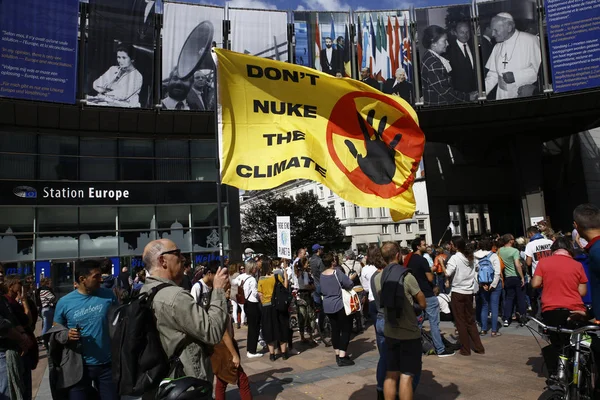 Brüksel, Belçika. 8. Eylül 2018.Aktivistler pankart ve cha tutun — Stok fotoğraf