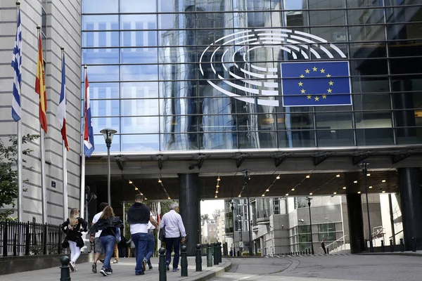 Gente Camina Fuera Del Edificio Del Parlamento Europeo Bruselas Bélgica —  Fotos de Stock