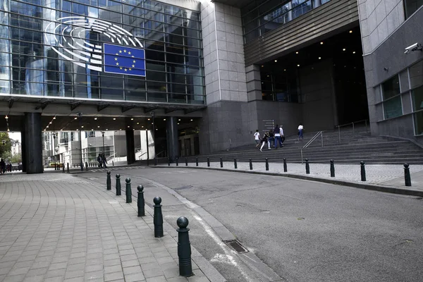 Persone Camminano Fuori Dall Edificio Del Parlamento Europeo Bruxelles Belgio — Foto Stock