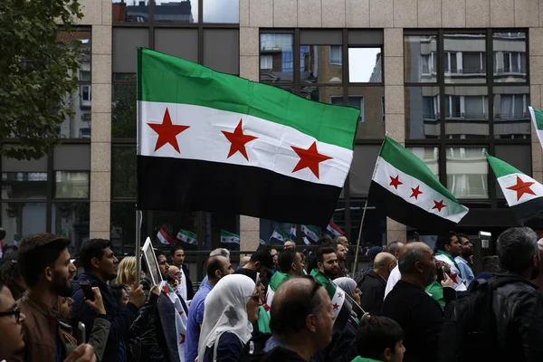 Gente Ondea Banderas Sirias Grita Consignas Durante Una Protesta Contra — Foto de Stock