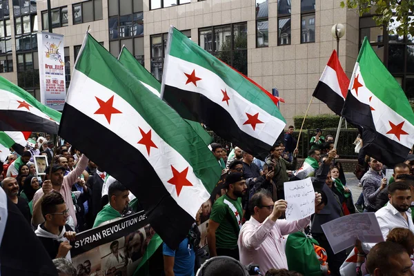 Народ Размахивает Сирийскими Флагами Выкрикивает Лозунги Время Протеста Против Президента — стоковое фото