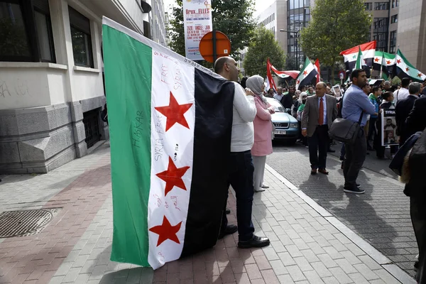 Gente Ondea Banderas Sirias Grita Consignas Durante Una Protesta Contra — Foto de Stock