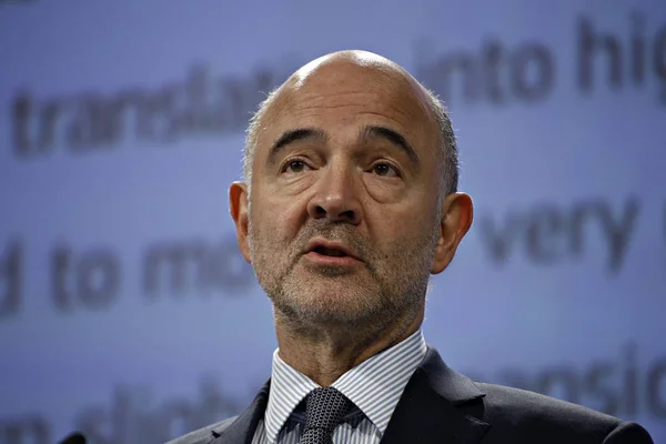 Konferencja prasowa komisarz UE Pierre Moscovici w sprawie autu — Zdjęcie stockowe