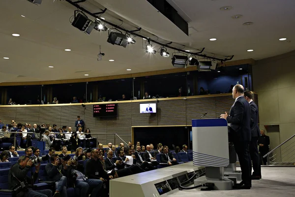 Пресс-конференция комиссара ЕС Пьера МОСКОВИЧИ на тему "Авту" — стоковое фото