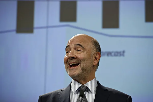Konferencja prasowa komisarz UE Pierre Moscovici w sprawie autu — Zdjęcie stockowe