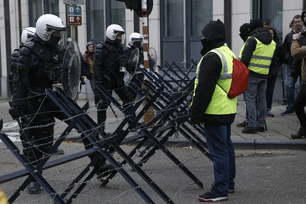 Gula västar protesterar i Bryssel — Stockfoto