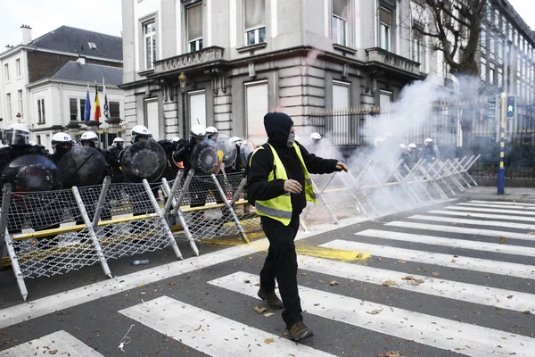 Τα κίτρινα γιλέκα διαμαρτύρονται στις Βρυξέλλες — Φωτογραφία Αρχείου