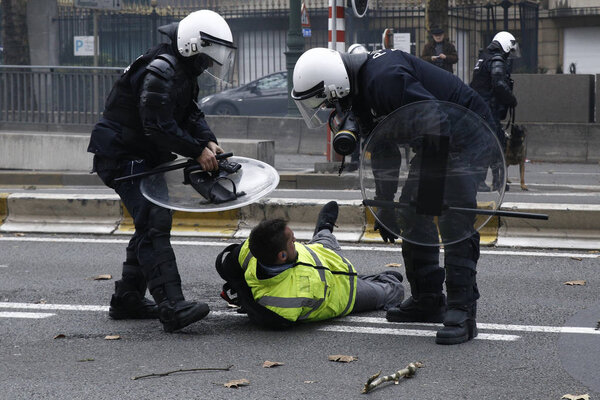 Протест против жёлтых жилетов в Брюсселе
