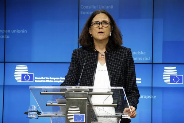 La Comisaria Europea de Comercio, Cecilia Malmstrom, da una conferencia de prensa — Foto de Stock