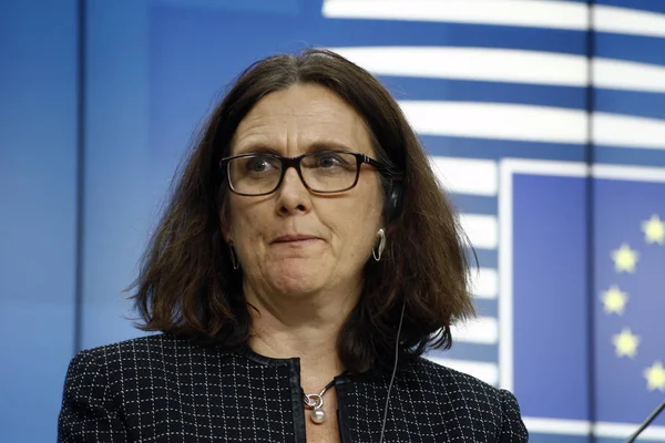 Komisioner Eropa untuk Perdagangan Cecilia Malmstrom memberikan pers — Stok Foto