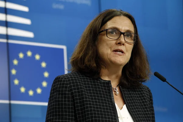 La Comisaria Europea de Comercio, Cecilia Malmstrom, da una conferencia de prensa —  Fotos de Stock