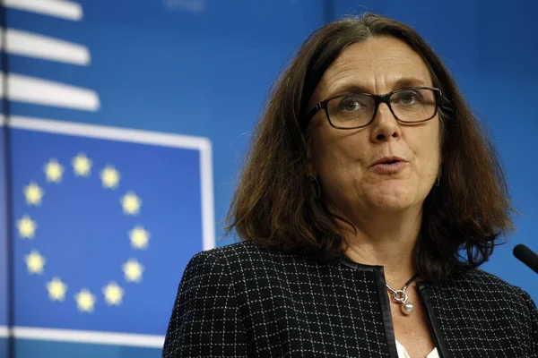 La Comisaria Europea de Comercio, Cecilia Malmstrom, da una conferencia de prensa — Foto de Stock