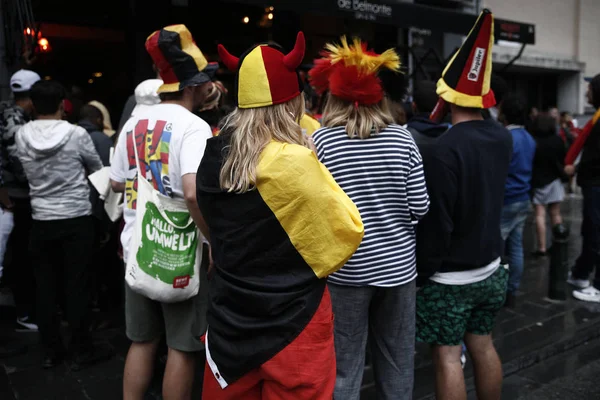 Belgijski kibiców drużyny piłkarskiej oglądać mecz w Brukseli, Belgia — Zdjęcie stockowe