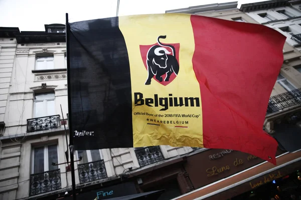 Apoiantes da equipa de futebol belga assistem a um jogo em Bruxelas, Bélgica — Fotografia de Stock