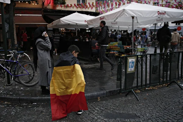 Футбольные болельщики Бельгии смотрят матч в Брюсселе — стоковое фото