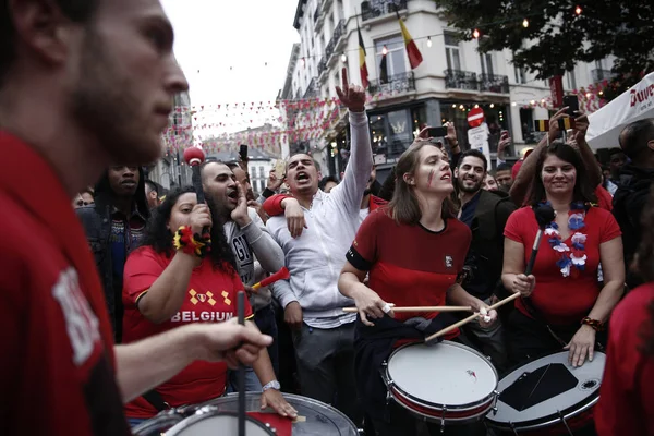 Οι υποστηρικτές της βελγικής ομάδας ποδοσφαίρου παρακολουθούν ματς στις Βρυξέλλες, Βέλγιο — Φωτογραφία Αρχείου