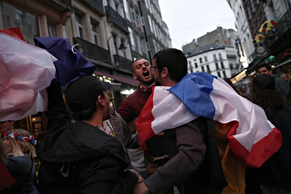 Partidarios franceses celebran después de la victoria de su equipo, Bruselas — Foto de Stock